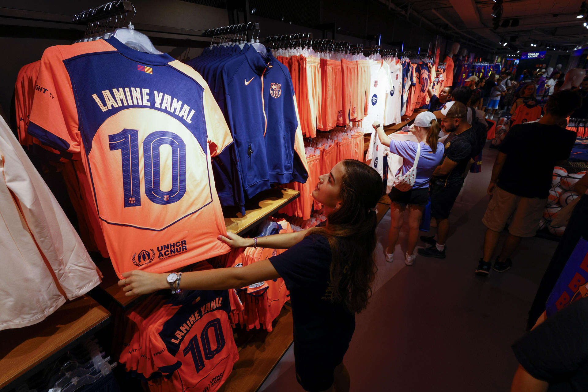 Barcelona presenta su tercer uniforme en homenaje al sextete de 2009 / Agencia EFE