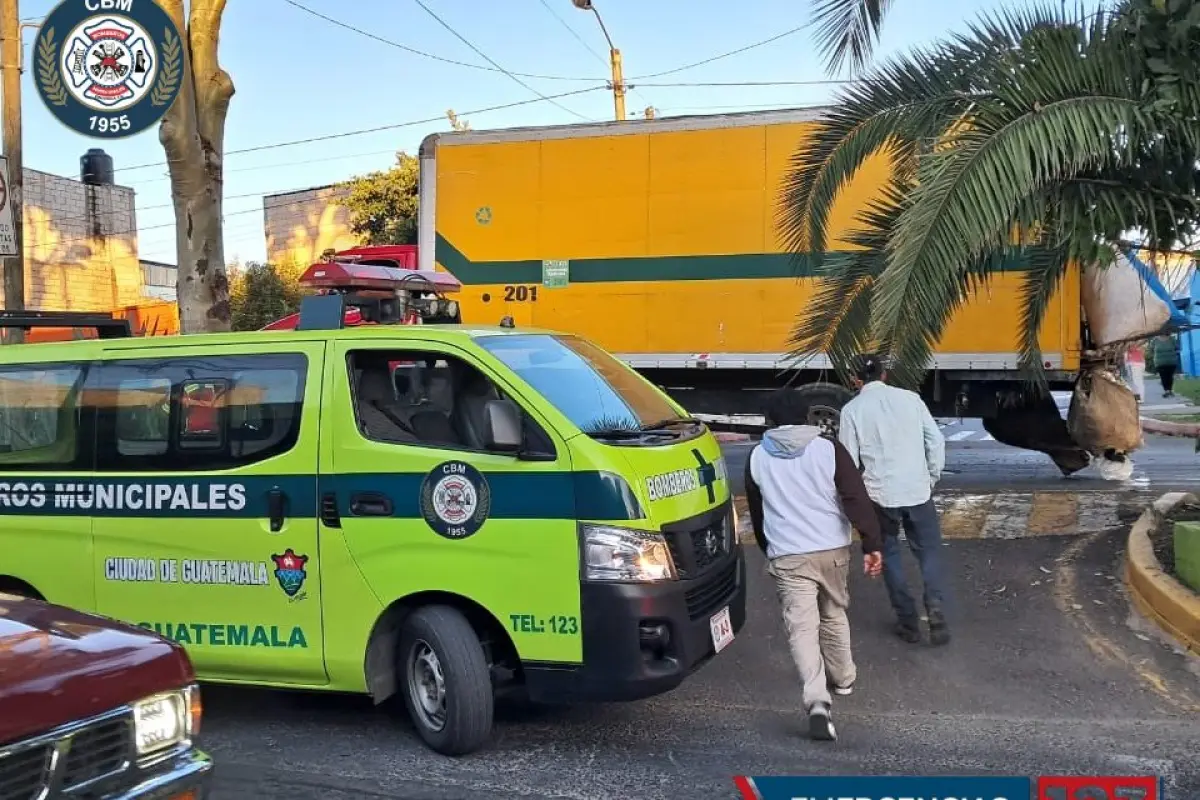 La unidad recolectora de basura fue hallada en un sector de la zona 6., Bomberos Municipales
