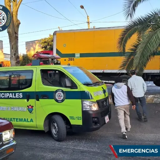 La unidad recolectora de basura fue hallada en un sector de la zona 6. ,Bomberos Municipales