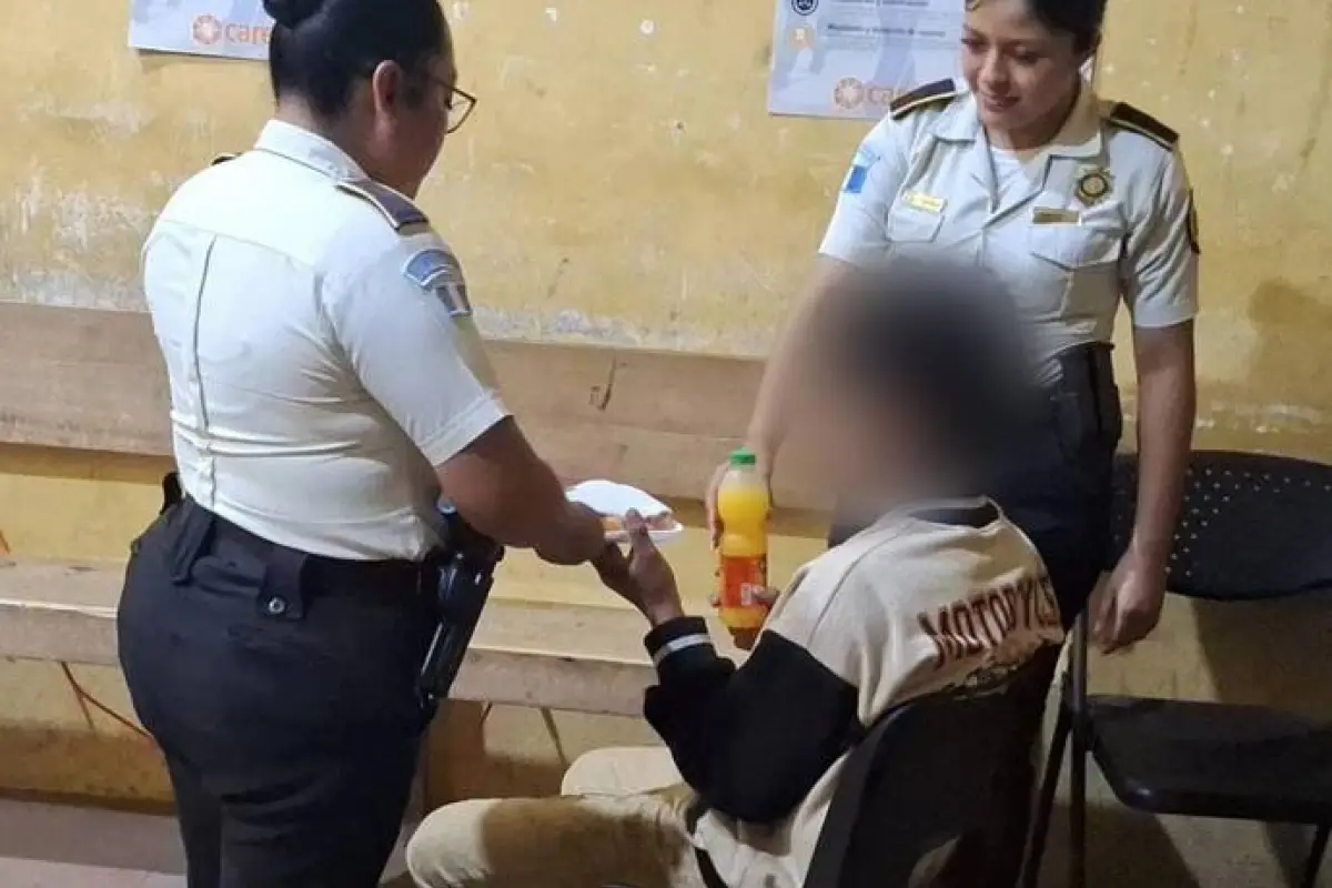 Los agentes policiales de Guatemala le brindaron atención al menor nicaragüense., PNC