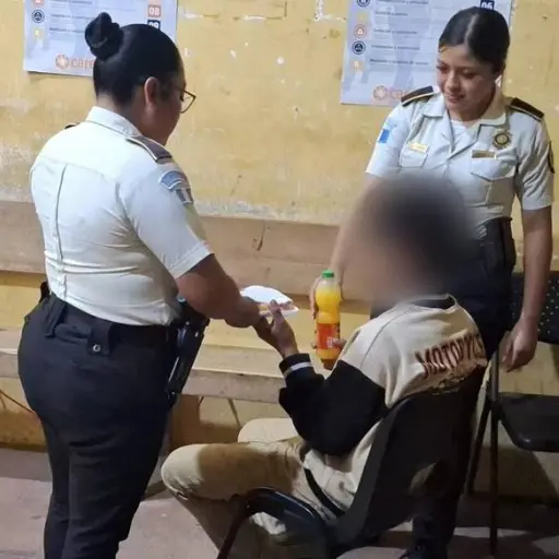 Los agentes policiales de Guatemala le brindaron atención al menor nicaragüense. ,PNC