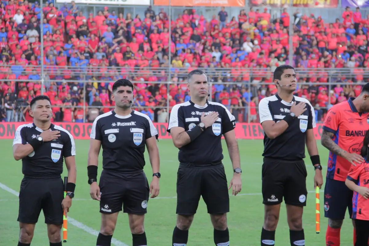 Cuarteta arbitral encabezada por Mario Escobar - Alex Meoño