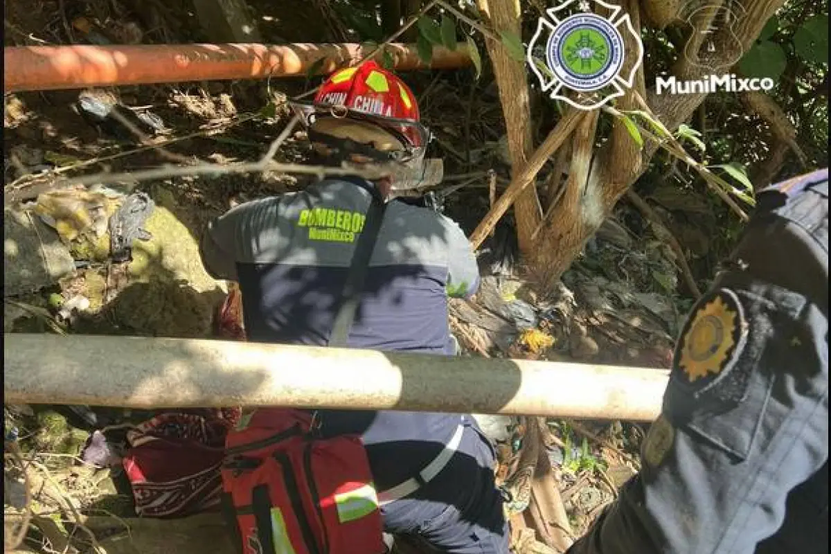 Tres cuerpos con señales de violencia fueron hallados en Mixco., Bomberos Municipales de Mixco