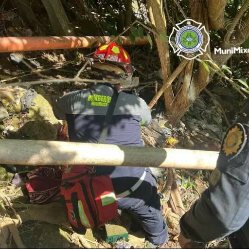 Tres cuerpos con señales de violencia fueron hallados en Mixco. ,Bomberos Municipales de Mixco