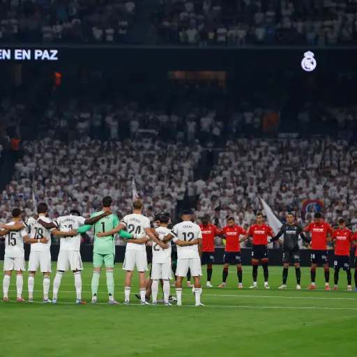 Minuto de silencio en el estadio Santiago Bernabéu 