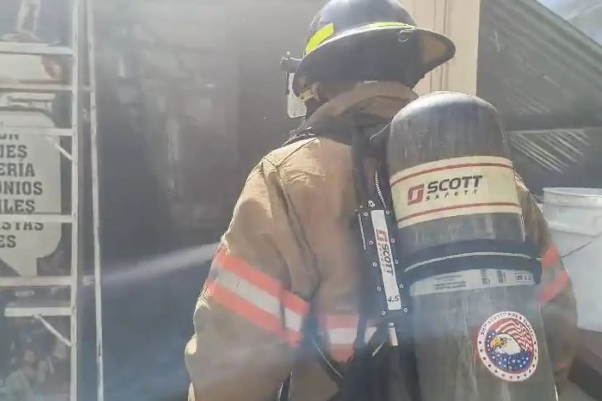 El inmueble afectado está construido con paredes prefabricadas., Bomberos Voluntarios