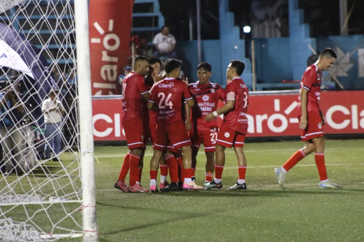 Jugadores de Malacateco celebran un gol ante el Deportivo Mixco - Deportivo Malacateco