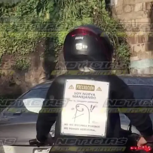 Motorista captada en zona 18. ,Captura de pantalla video X.