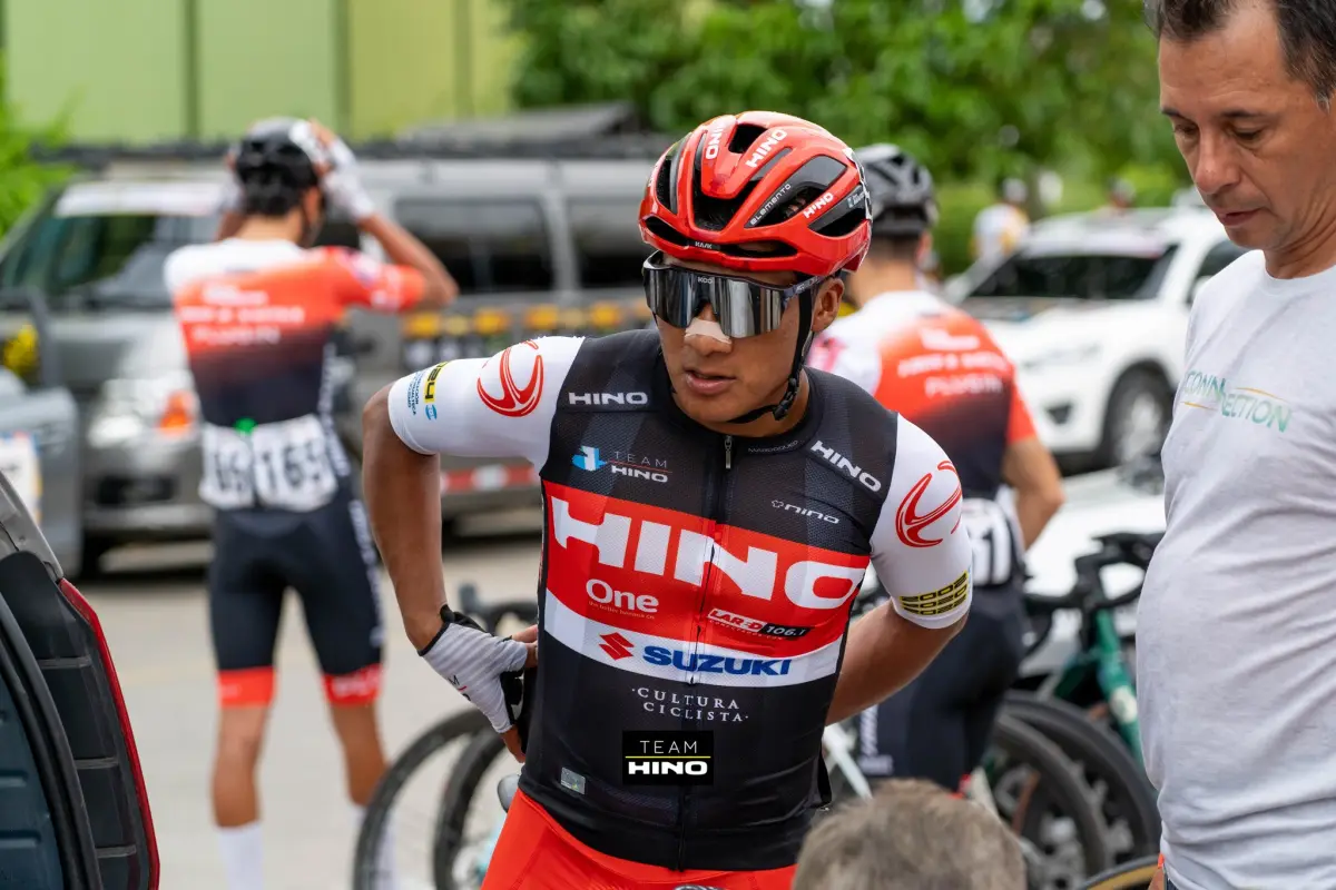 Mardoqueo Vásquez abandona la Vuelta a Colombia 2025 - Team Hino