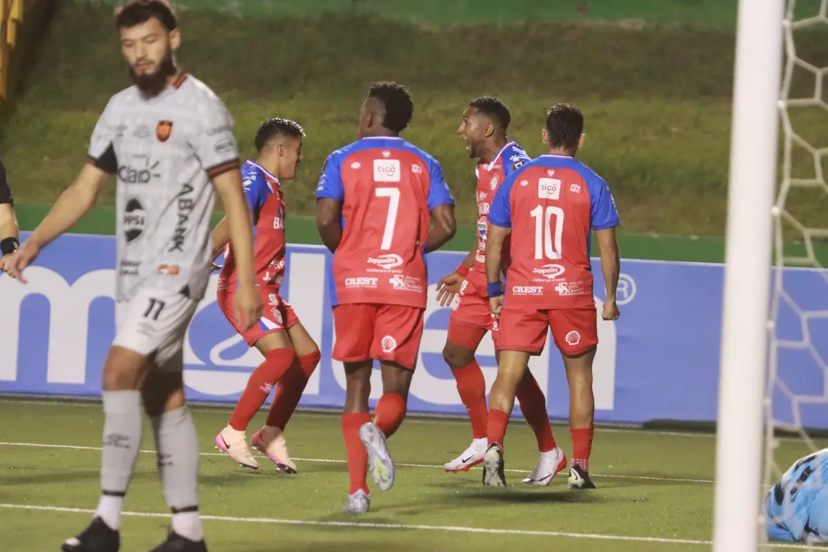 Celebración de Xelajú MC ante el Águila de El Salvador - Alex Meoño