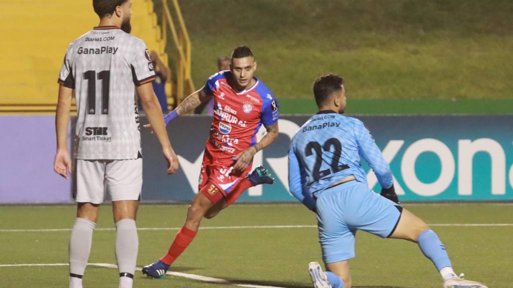 Celebración de Jorge Aparicio ante Águila de El Salvador | Alex Meoño