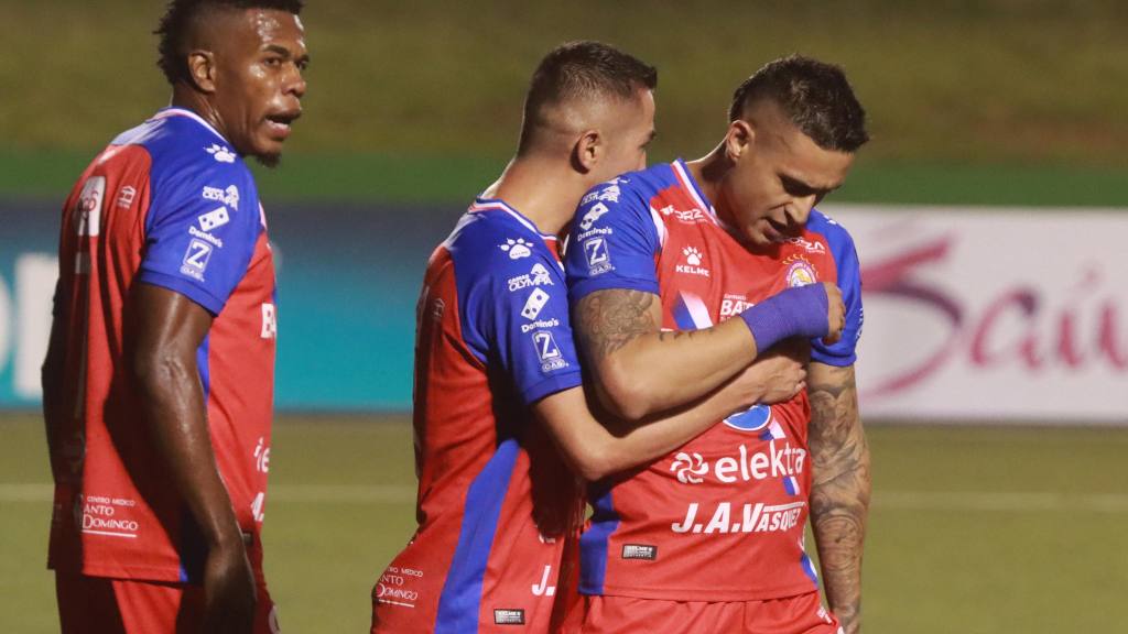 Celebración de Jorge Aparicio ante Águila de El Salvador | Alex Meoño