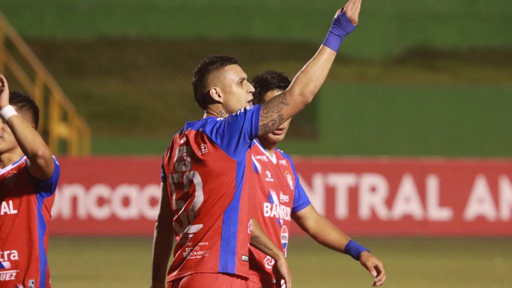 Celebración de Jorge Aparicio ante Águila de El Salvador | Alex Meoño
