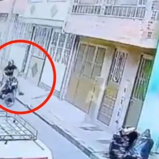 Buscan a motorista que atropelló a niño. ,Captura de pantalla video X.