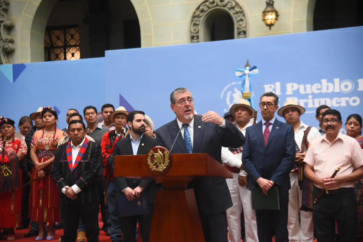 El presidente Arévalo y autoridades indígenas anunciaron en conferencia de prensa la presentación de la iniciativa de ley., Omar Solís/Emisoras Unidas