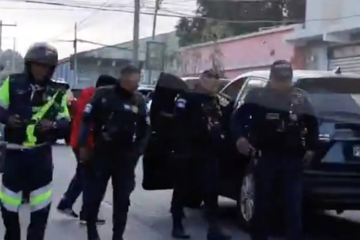 El conductor fue atacado a balazos en un sector de la zona 12., Bomberos Municipales