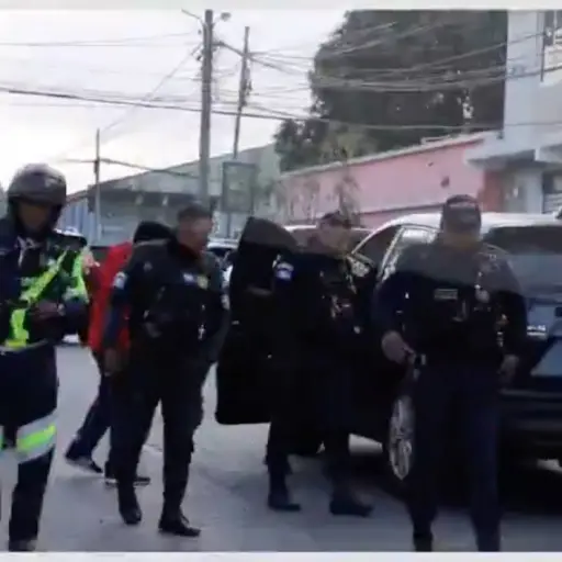 El conductor fue atacado a balazos en un sector de la zona 12. ,Bomberos Municipales