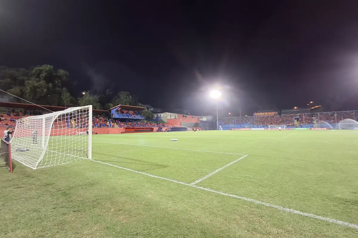 Así luce el estadio Manuel Felipe Carrera de El Trébol en su primera jornada nocturna 