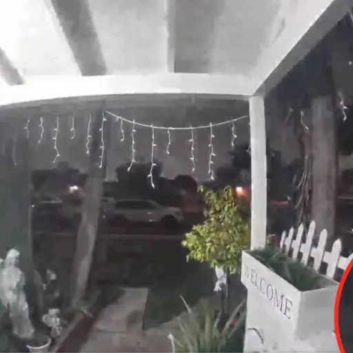 Video viral muestra figura misteriosa en Compton, California. ,Captura de pantalla video X.