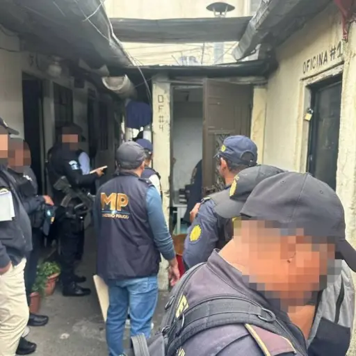 El personal del MP y de la PNC desarrolla el operativo en 28 locales donde habría presencia de tramitadores. ,Ministerio Público