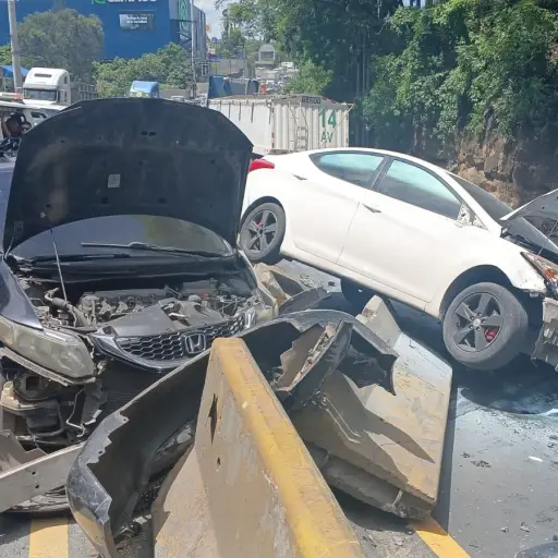 Los vehículos involucrados movilizaron los separadores viales en el km. 17.5 ,PMT de Villa Nueva