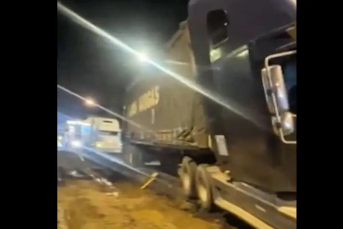 El tráiler quedó atascado en el área de trabajo en la calle Martí., PMT capitalina/Montejo