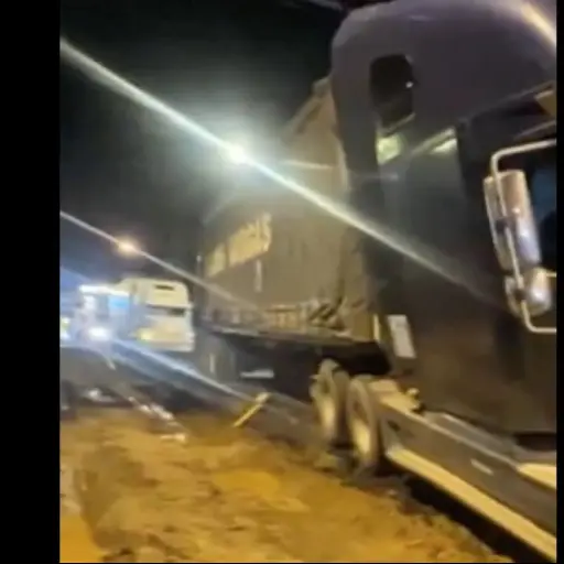 El tráiler quedó atascado en el área de trabajo en la calle Martí. ,PMT capitalina/Montejo