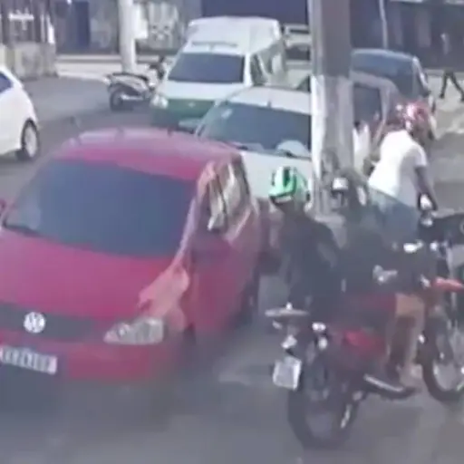 El acto de valentía se hizo viral en diversas plataformas. ,Captura de pantalla video X.