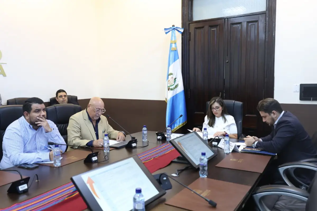 La Comisión de Transparencia y Probidad, presidida por la diputada Alexándra Ajcip, se reunió la tarde del lunes 4 de agosto para dar seguimiento al análisis de la Iniciativa 6487., Congreso