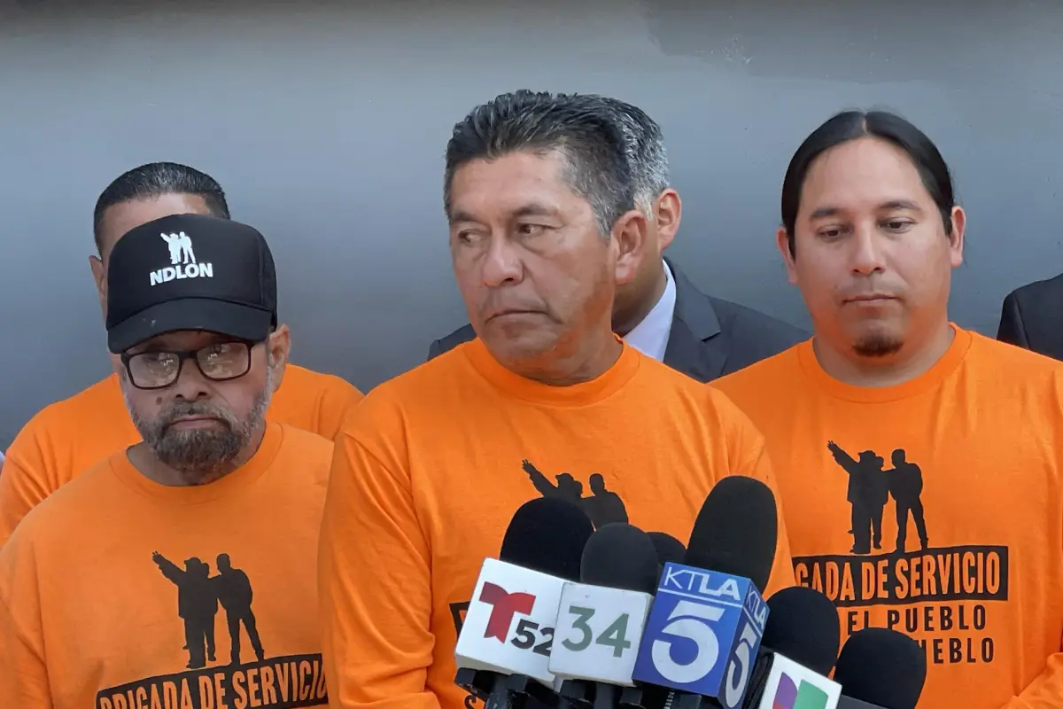 Fotografía cedida por la Coalición por los Derechos Humanos de los Inmigrantes (CHIRLA) donde aparece el inmigrante salvadoreño Pedro Vásquez Perdomo (c), quien lidera la demanda de Los Ángeles contra Trump por las redadas, hablando junto a unos miem, UU