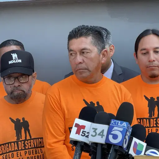 Fotografía cedida por la Coalición por los Derechos Humanos de los Inmigrantes (CHIRLA) donde aparece el inmigrante salvadoreño Pedro Vásquez Perdomo (c), quien lidera la demanda de Los Ángeles contra Trump por las redadas, hablando junto a unos miem ,UU