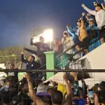 Integrantes del Alianza vandalizan paredes en Antigua Guatemala