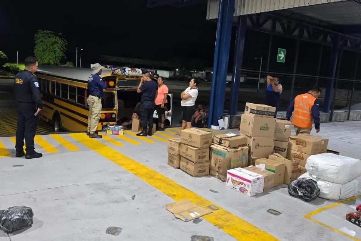 La mercadería era transportada en un autobús amarillo., PNC de Guatemala.