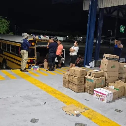 La mercadería era transportada en un autobús amarillo. ,PNC de Guatemala.