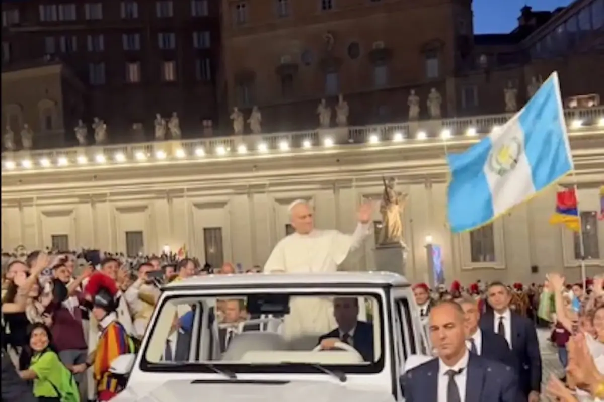 La bandera de Guatemala ondea en multitudinario acto juvenil., Captura de pantalla video TikTok.