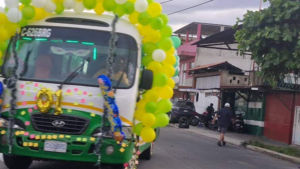 Buses adornados por San Cristóbal  | PMT de San Miguel Petapa.