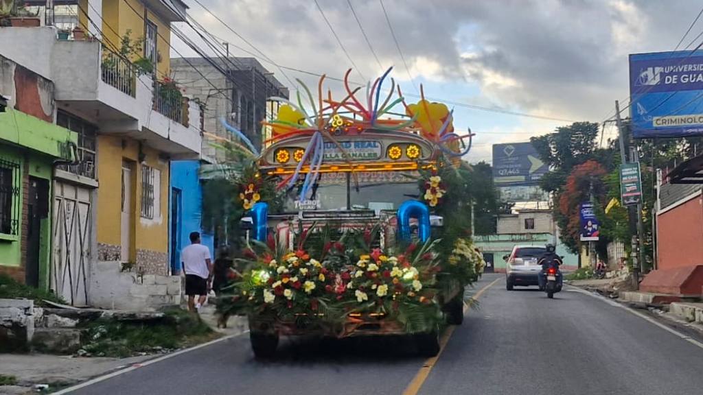 Buses adornados por San Cristóbal  | PMT de San Miguel Petapa.