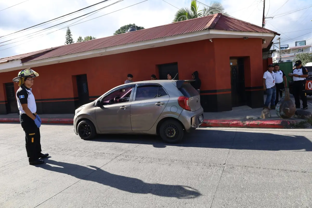 El fallecido en San José Pinula quedó dentro del carro que fue blanco del ataque armado., Bomberos Voluntarios.