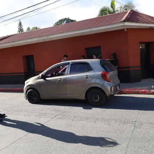 El fallecido en San José Pinula quedó dentro del carro que fue blanco del ataque armado. ,Bomberos Voluntarios.