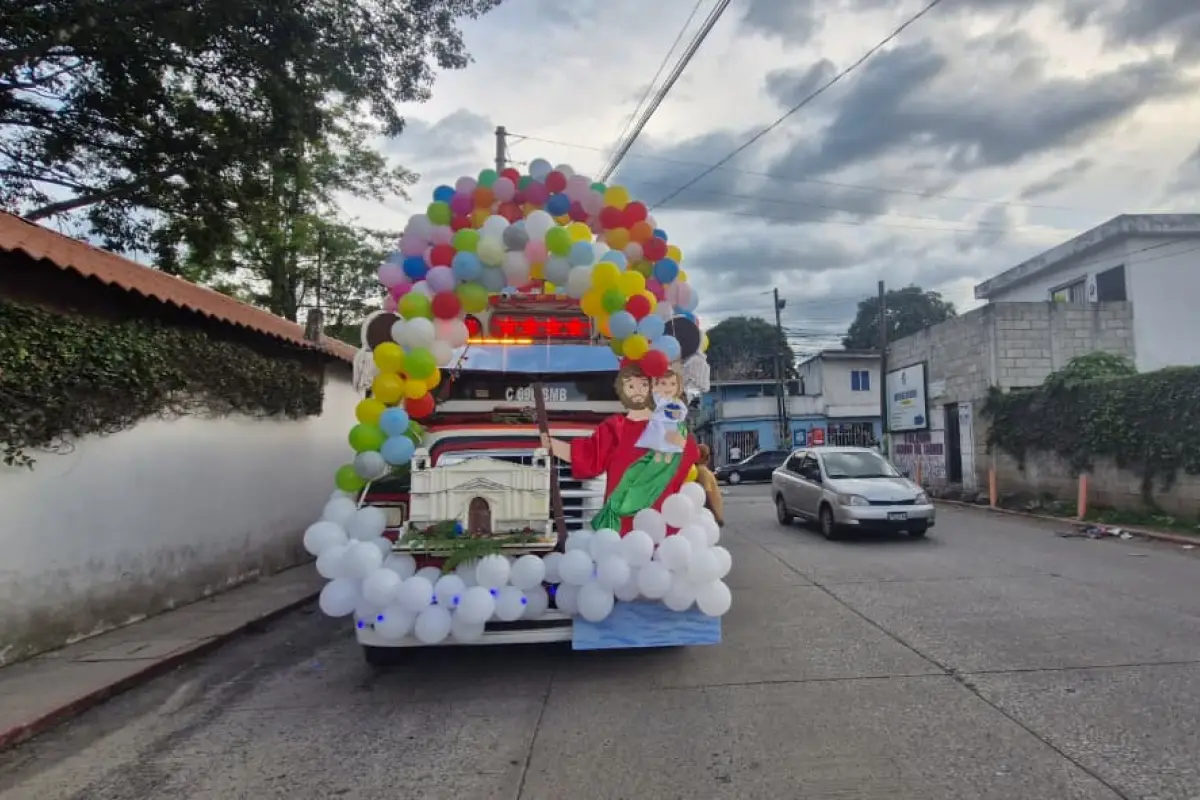 Las unidades de transporte desfilaron en caravana hacia el parque central de San Miguel Petapa., PMT de San Miguel Petapa.
