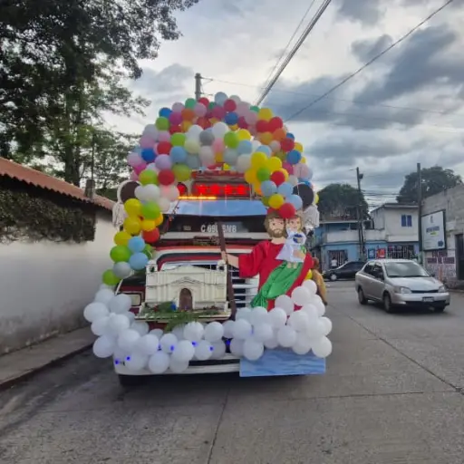Las unidades de transporte desfilaron en caravana hacia el parque central de San Miguel Petapa. ,PMT de San Miguel Petapa.