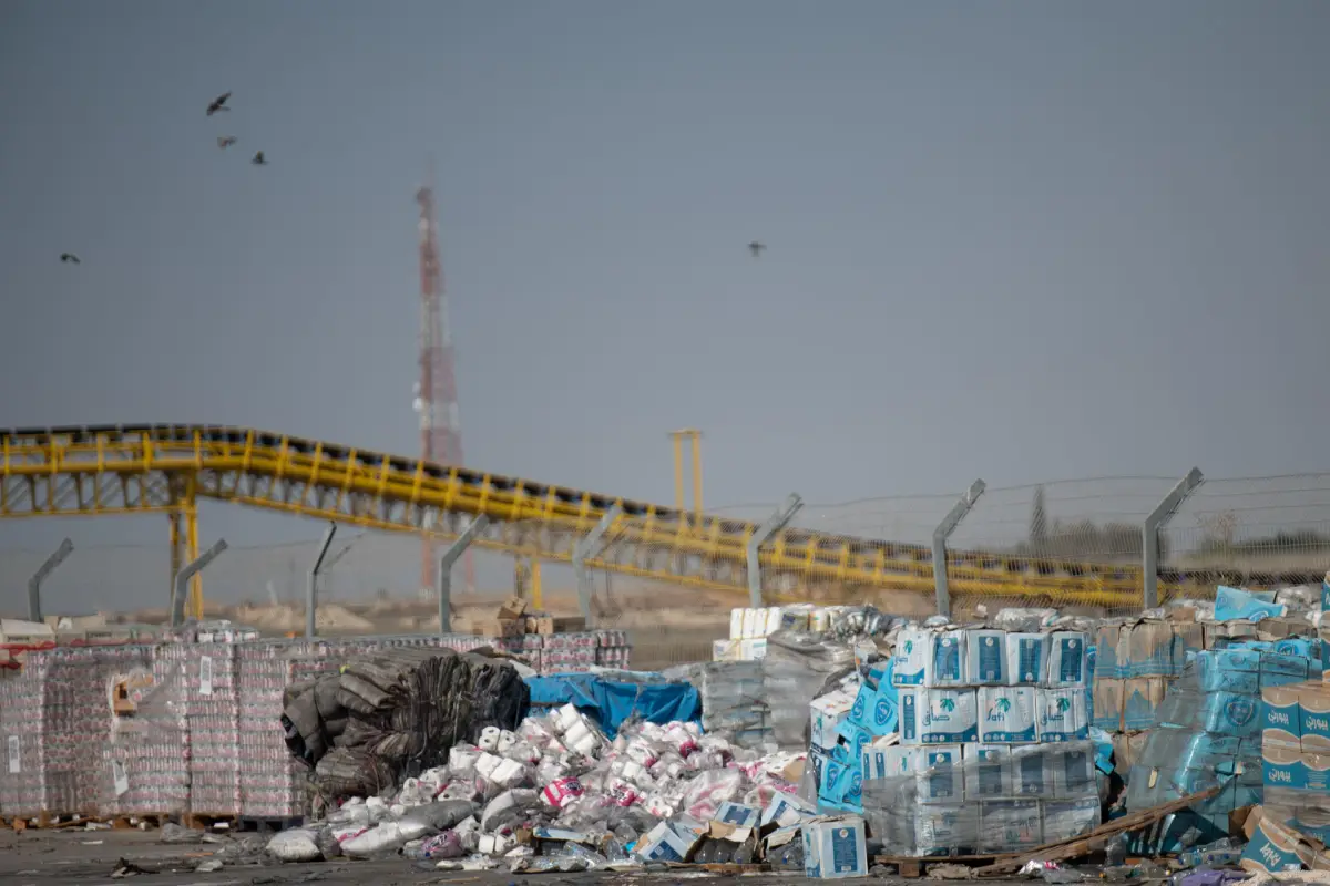 Vista de cajas de ayuda humanitaria en Kerem Shalom (Israel) el 24 de julio,  Bajo el sol abrasador del verano, cajas con alimentos se descomponen a la intemperie en el cruce de Kerem Shalom, del lado de la Franja de Gaza