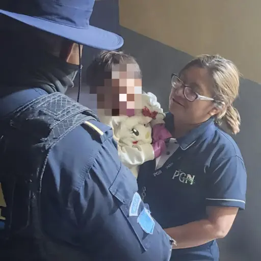 La pequeña quedó a cargo del personal de la PGN de Huehuetenango. ,PNC de Guatemala.