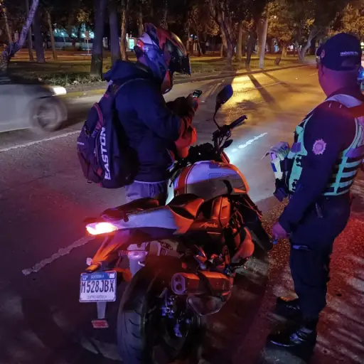 Las autoridades requirieron la documentación de ley a los usuarios de la vía pública.  ,PNC de Guatemala.