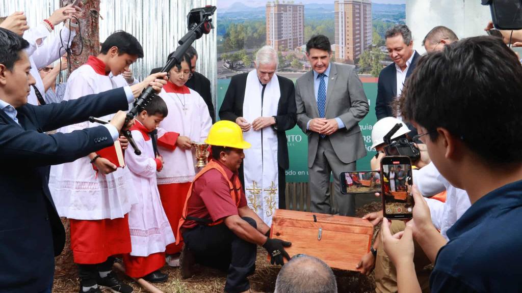 Instalan primera piedra de la Parroquia Santos Ángeles Custodios | Álex Meoño