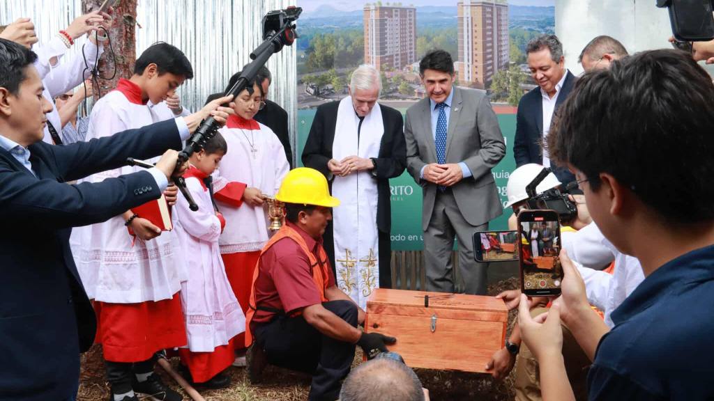 Instalan primera piedra de la Parroquia Santos Ángeles Custodios | Álex Meoño