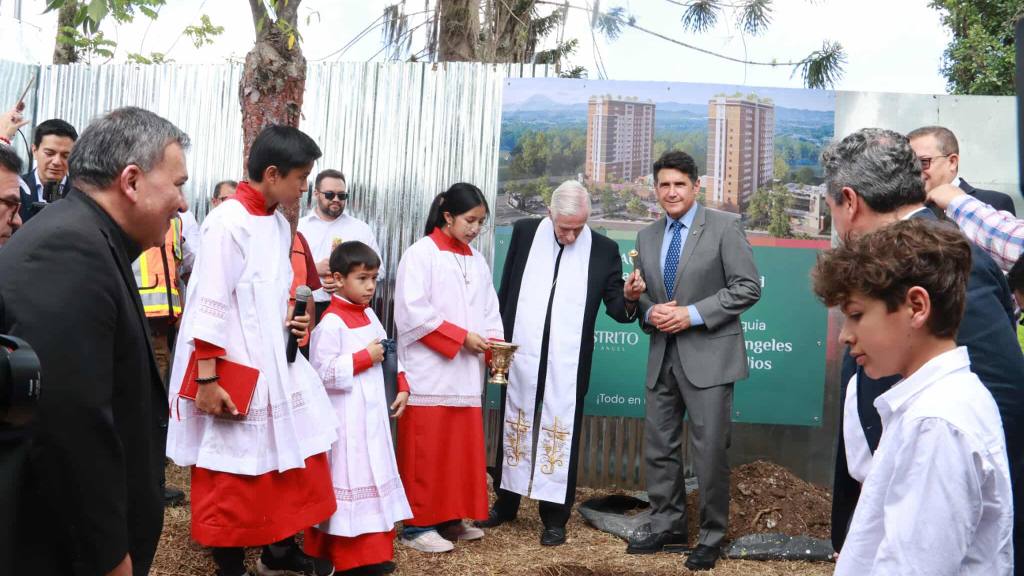 Instalan primera piedra de la Parroquia Santos Ángeles Custodios | Álex Meoño