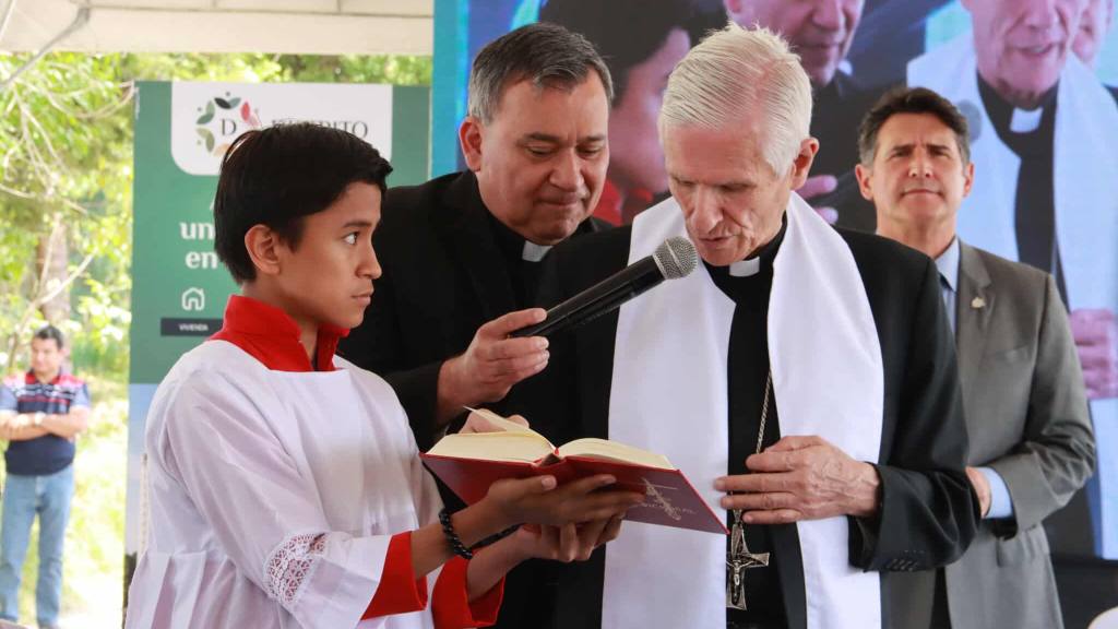 Instalan primera piedra de la Parroquia Santos Ángeles Custodios | Álex Meoño