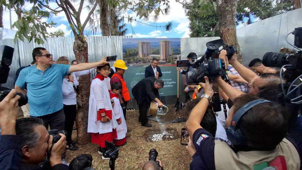 Instalan primera piedra de la Parroquia Santos Ángeles Custodios | Álex Meoño