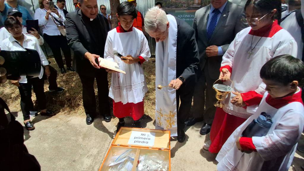 Instalan primera piedra de la Parroquia Santos Ángeles Custodios | Álex Meoño